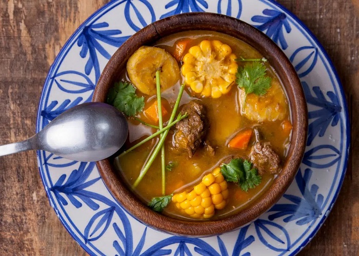 Súp Sancocho là món ăn hấp dẫn nhất tại Colombia với nguyên liệu chính là thịt, chuối và sắn