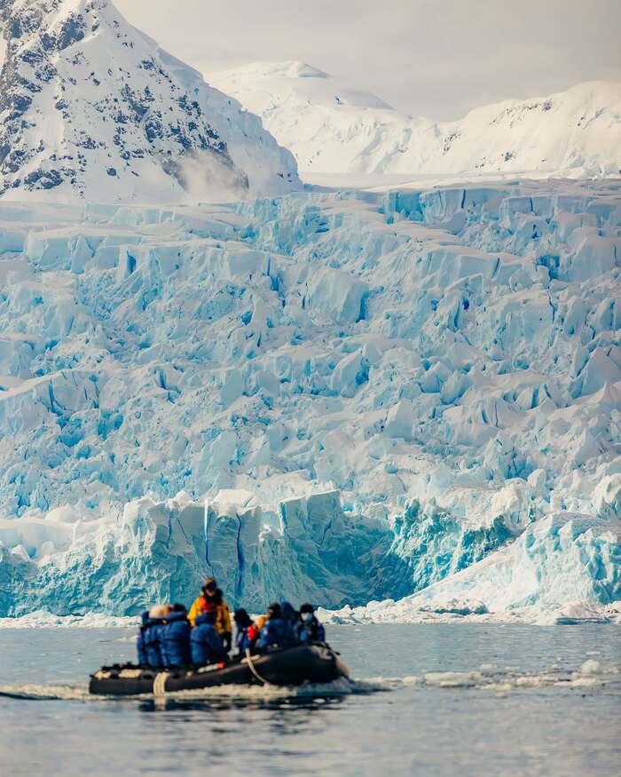  Đi xuồng Zodiac khám phá bán đảo Antarctic Nam Cực