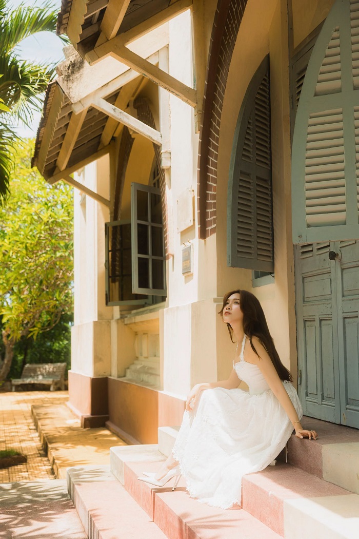Lầu Bảo Đại nằm gần bờ kè làng Chụt Nha Trang