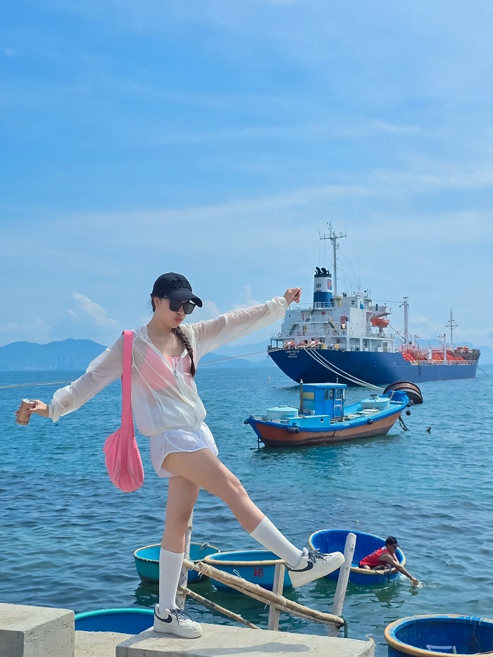 Background bờ kè làng Chụt Nha Trang là những con thuyền khiến bức ảnh càng thêm sống động
