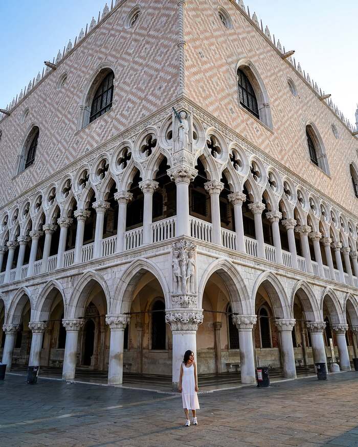 Cung điện Doge Ý tọa lạc giữa trung tâm lịch sử của Venice