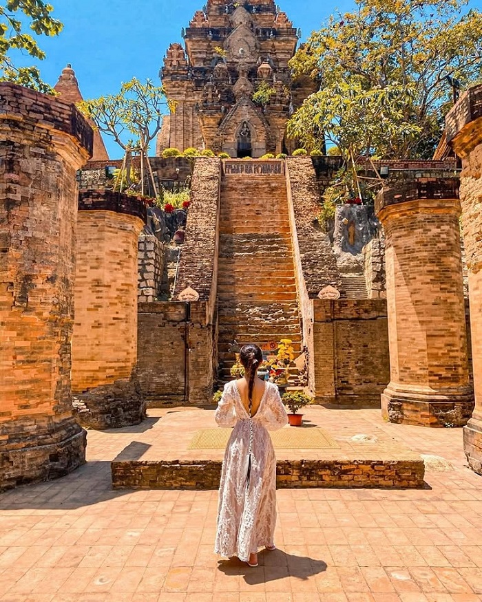 Hòn Đỏ Nha Trang Tháp Bà Ponagar cách Hòn Đỏ Nha Trang không xa