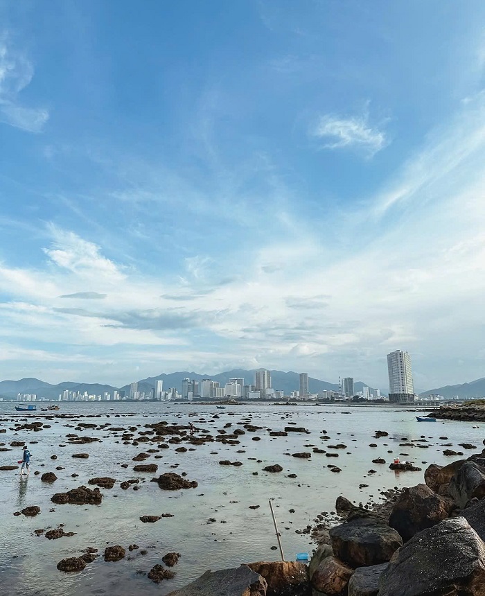 Hòn Đỏ Nha Trang Khung cảnh nhìn từ Hòn Đỏ Nha Trang ra thành phố