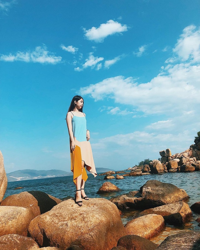 Hòn Đỏ Nha Trang Hòn Đỏ Nha Trang với những phiến đá đủ kích cỡ khác nhau