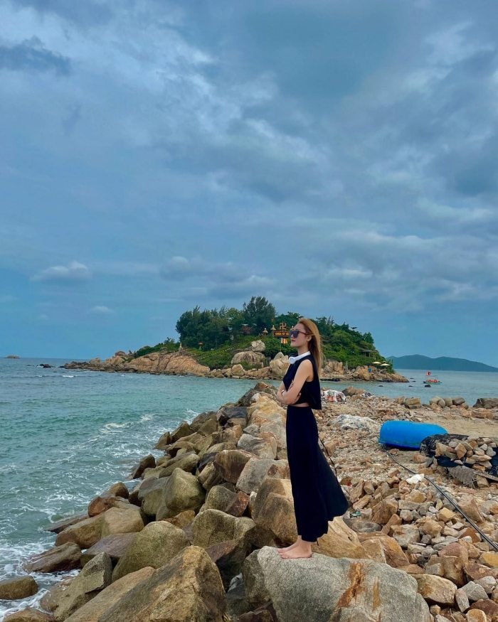 Hòn Đỏ Nha Trang Để ra chùa Từ Tôn trên Hòn Đỏ Nha Trang cần đi thuyền
