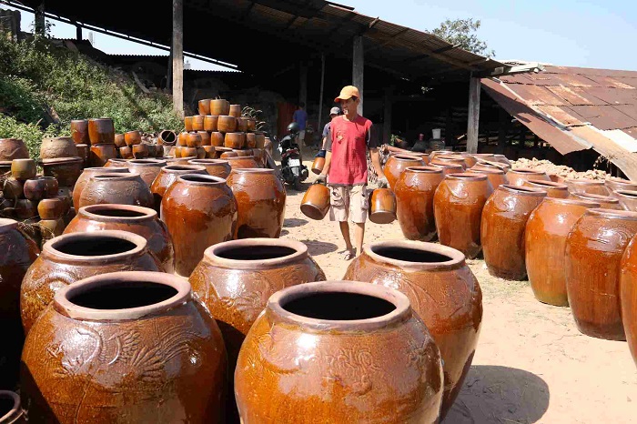 Làng tre Phú An Bình Dương Lò lu Đại Hưng hàng trăm năm tuổi gần Làng tre Phú An Bình Dương