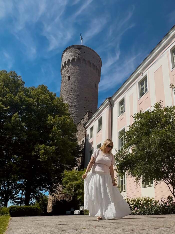 Ngắm ngọn tháp Pikk Hermann tại lâu đài Toompea Estonia 