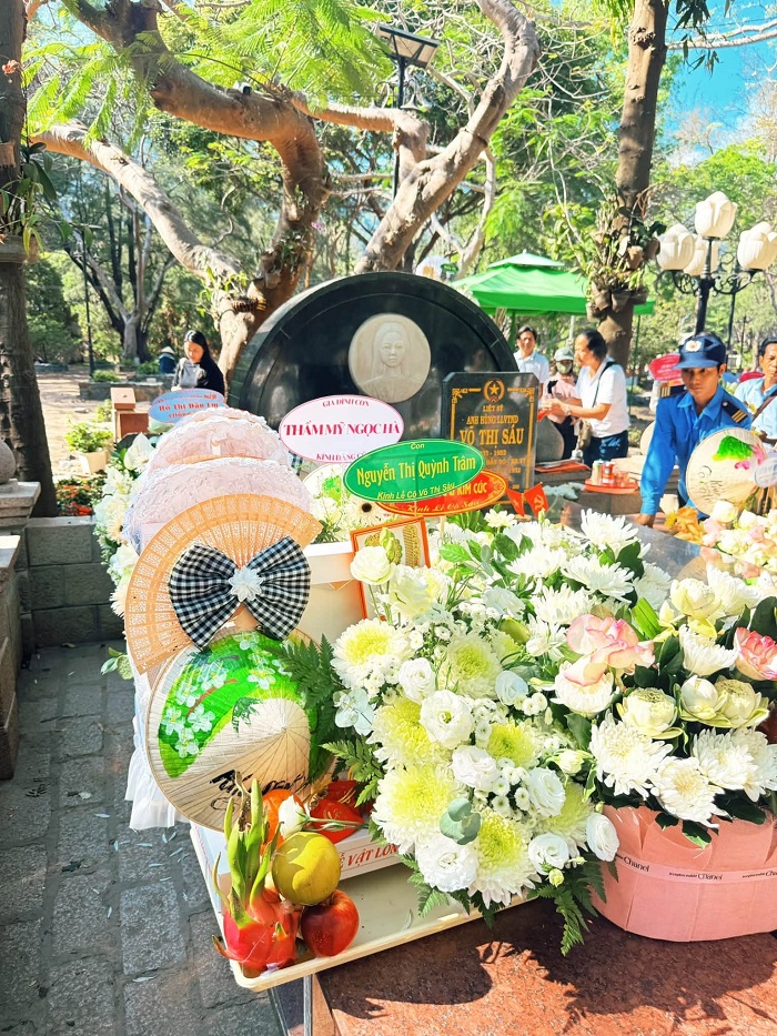 Nên đi du lịch Phú Quốc hay Côn Đảo Côn Đảo nổi tiếng cả về du lịch tâm linh Nên đi du lịch Phú Quốc hay Côn Đảo