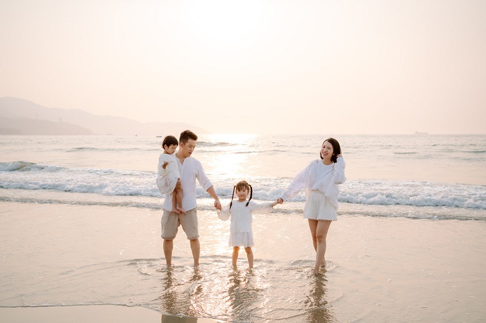 Dáng chụp ảnh đẹp ở biển cùng gia đình Mặc trang phục tương đồng về màu sắc lên hình sẽ đẹp hơn Dáng chụp ảnh đẹp ở biển cùng gia đình