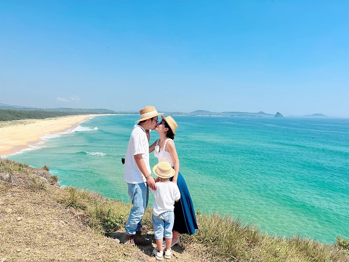 Dáng chụp ảnh đẹp ở biển cùng gia đình Dáng chụp ảnh đẹp ở biển cùng gia đình hút triệu like