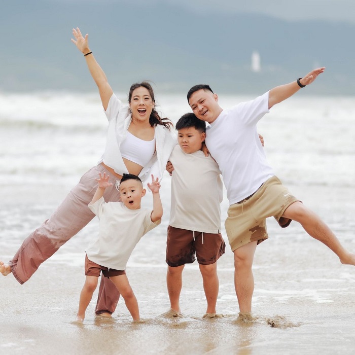 Dáng chụp ảnh đẹp ở biển cùng gia đình Dáng chụp ảnh đẹp ở biển cùng gia đình với style tình thương mến thương