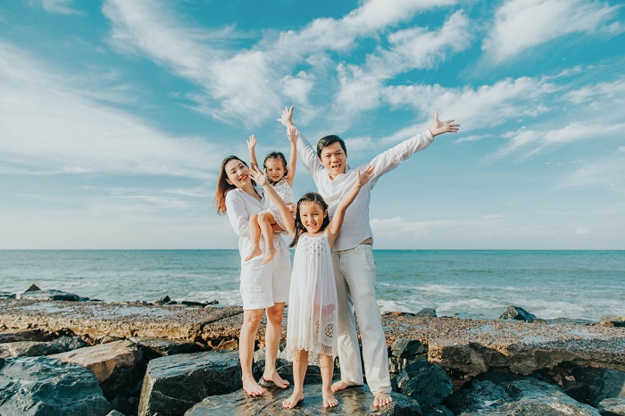 dáng chụp ảnh đẹp ở biển cùng gia đình Có quá nhiều dáng chụp ảnh đẹp ở biển cùng gia đình
