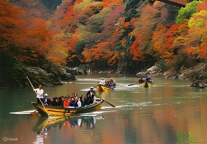 Ngồi thuyền trên sông Hozugawa ngắm thu lãng mạn Du lịch Kyoto Nhật Bản tháng 10 