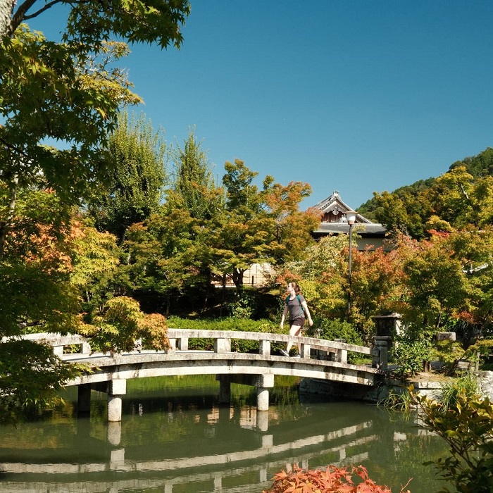 Cây cầu đá cổ kính trong khuôn viên đền Eikando Du lịch Kyoto Nhật Bản tháng 10 