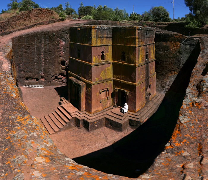Nhà thờ tạc đá ở Lalibela (Ethiopia) được khoét từ những khối đá nguyên khối - Ảnh: Wikipedia