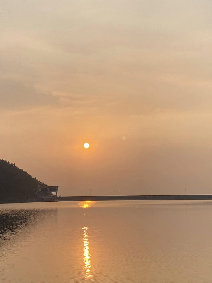 Hoàng hôn đầy lãng mạn dần buông trên Hồ Xạ Hương Tam Đảo