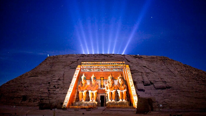Khoảnh khắc ánh nắng xuyên qua không gian đền cổ Abu Simbel - Ảnh: Cairo Egypt Tours