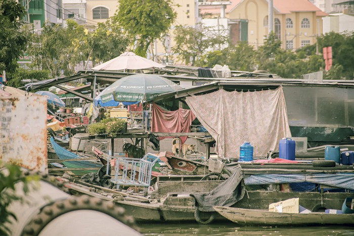 Thân thương xóm ghe bình dị đậm chất miền Tây ở Sài Gòn qua lăng kính của chàng travel blogger