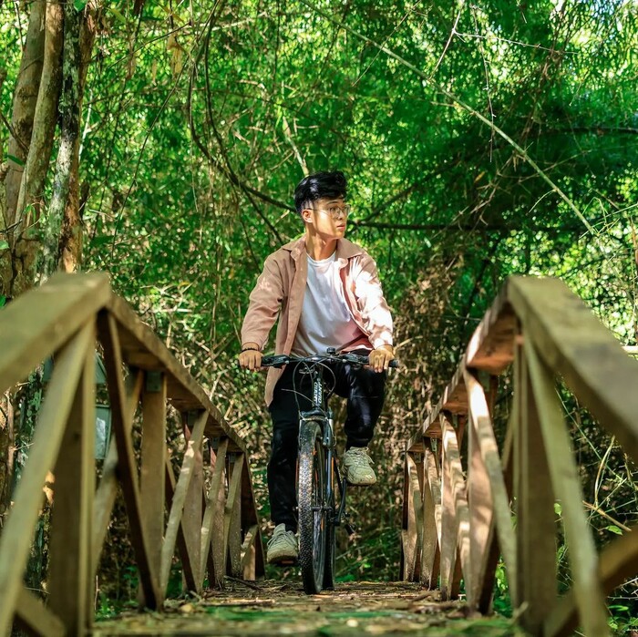 đạp xe xuyên rừng tại địa điểm cắm trại ở Tây Ninh
