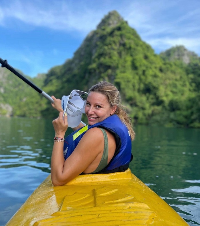 Trải nghiệm chèo thuyền kayak trên vịnh trong chuyến du lịch Cẩm Phả 2n1d