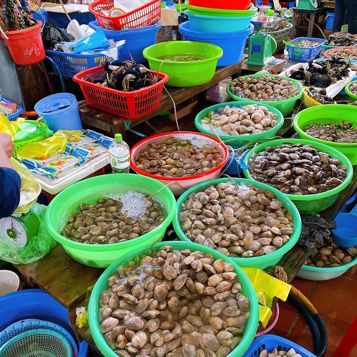 Rất nhiều hải sản tươi ngon roi rói tại chợ cá Bến Do cho khách du lịch Cẩm Phả 2n1d lựa chọn