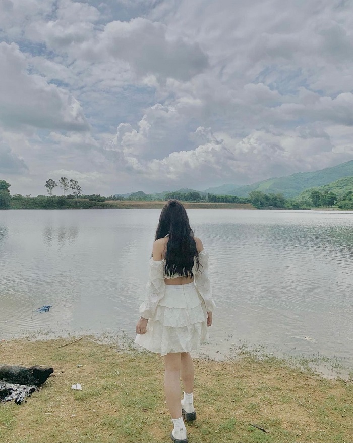 Hồ Đồng Chanh Hòa Bình như nơi giao thoa giữa đất và trời