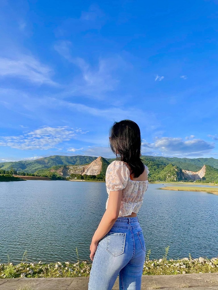 Hồ Đồng Chanh Hòa Bình vừa có núi vừa có hồ nước rộng mênh mông