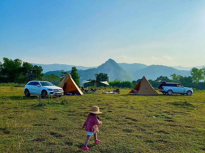 Nhiều gia đình có con nhỏ rủ nhau tới hồ Đồng Chanh Hòa Bình để cắm trại