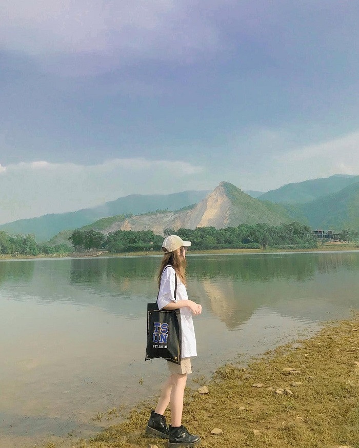 Hồ Đồng Chanh Hòa Bình còn là background chụp xịn sò cho các tín đồ sống ảo
