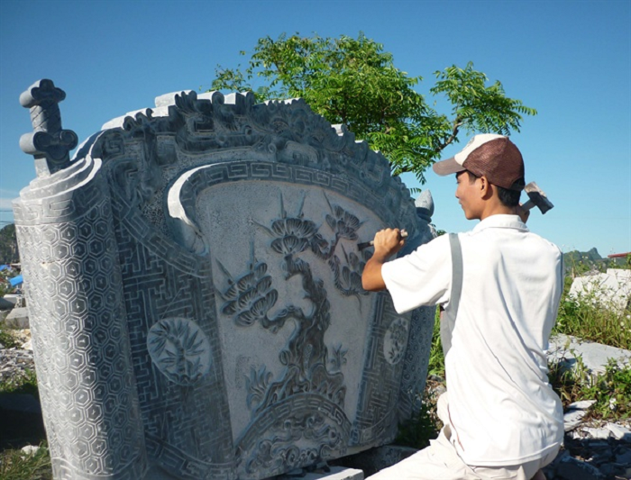 Nghề chạm khắc đá Ninh Vân đòi hỏi kỹ thuật và sức khỏe tốt cũng nổi danh không kém làng nghề cói Kim Sơn Ninh Bình