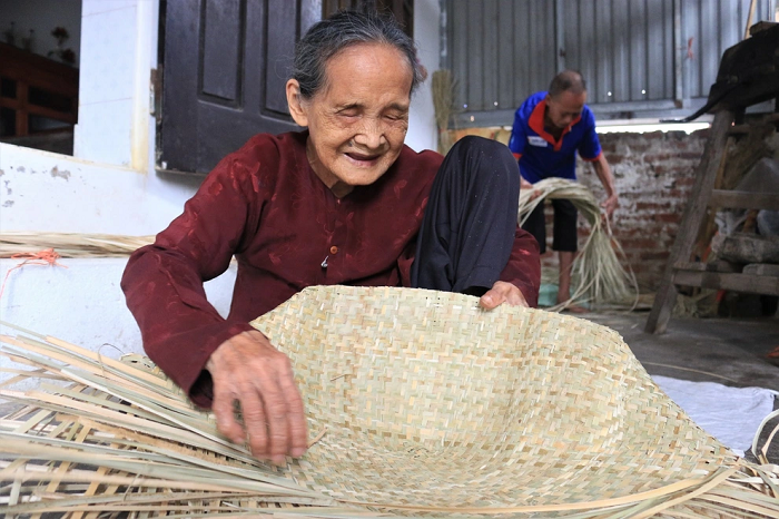 Rất nhiều người thợ đã cao tuổi nhưng vẫn gắn bó với nghề tại làng nghề cói Kim Sơn Ninh Bình