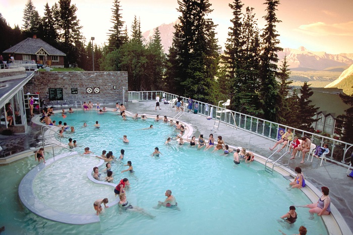 Đắm mình trong làn nước ấm áp của suối nước nóng Banff Upper là trải nghiệm du lịch nên thử ở Vườn quốc gia Banff