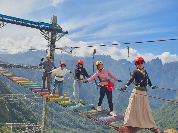 Thử thách sự can đảm với Cầu Kính Rồng Mây Sapa giá vé điểm du lịch Sapa