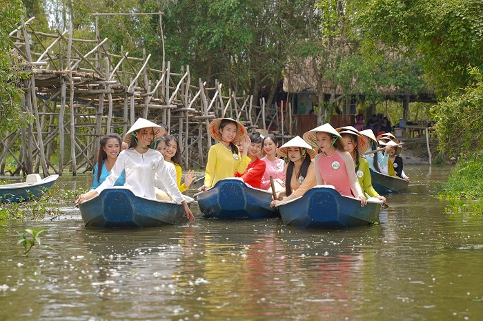 Chèo xuồng tại làng nổi Tân Lập Tây Ninh