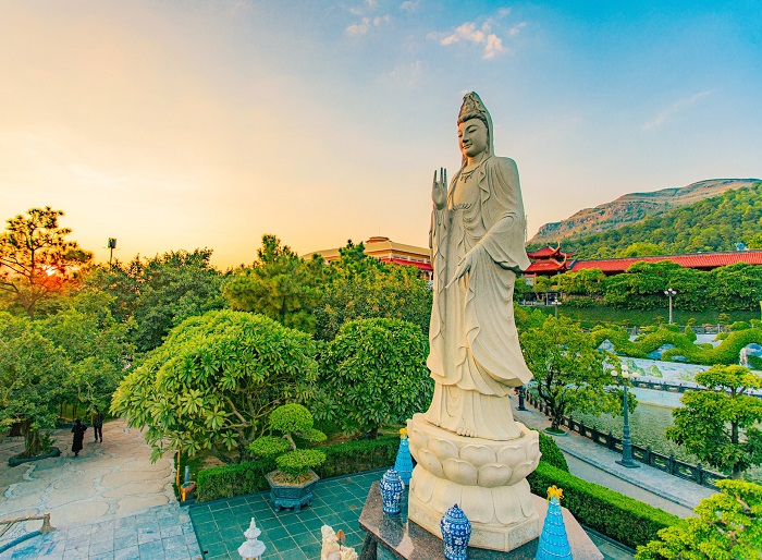 Bức tượng Quan Thế Âm Bồ Tát trong chùa Ba Vàng Quảng Ninh được đúc bằng đá nguyên khối