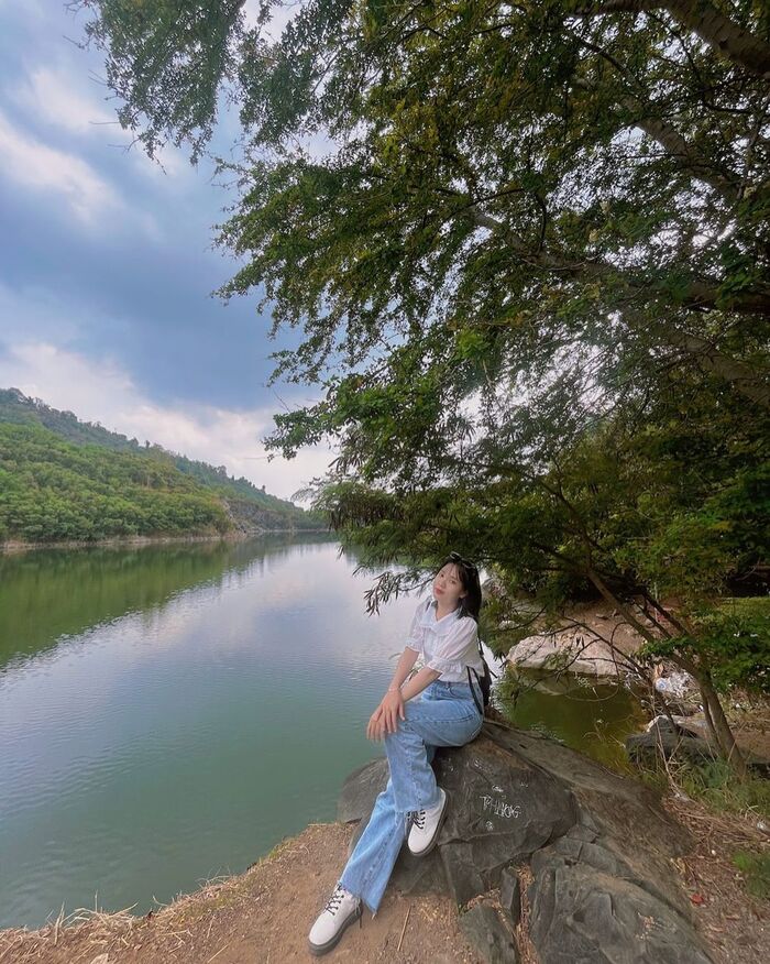 hồ núi đá Tây Ninh được ví von như một viên ngọc xanh