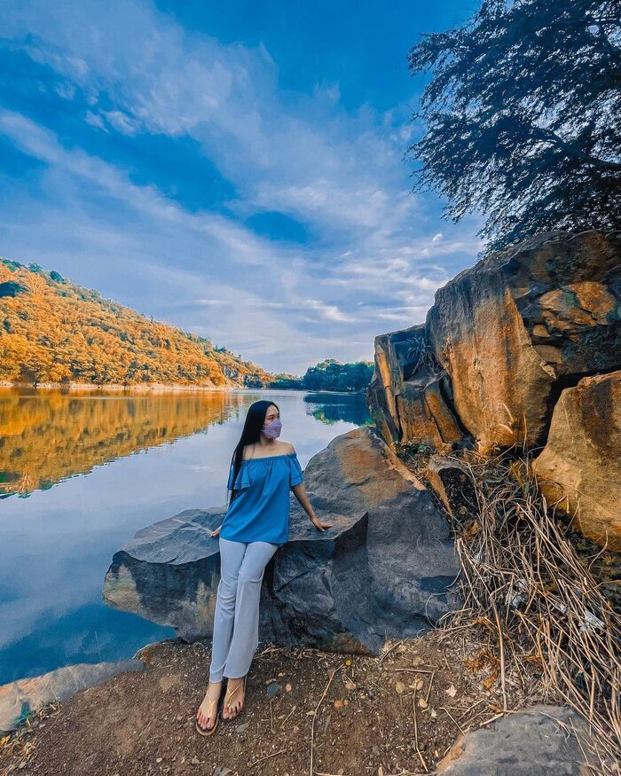 hồ núi đá Tây Ninh được bao bọc bởi hệ thống vách đá hùng vĩ