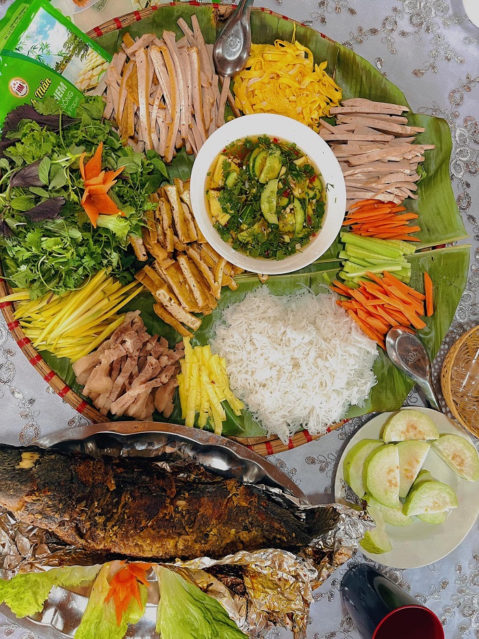 Thưởng thức món ăn ngon cũng là điểm thu hút của Khu du lịch sinh thái Hồ Bầu Tiên