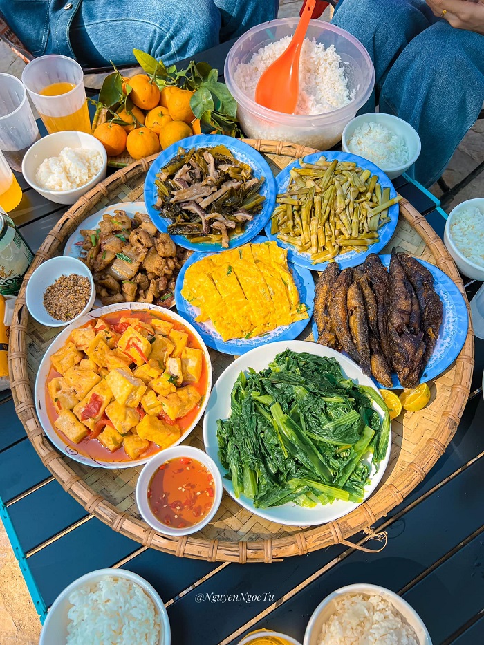 Khu cắm trại ven sông Nho Quế phục vụ cả đồ ăn được tẩm ướp khá ngon miệng