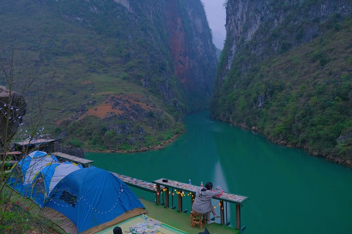 Cắm trại ven sông Nho Quế, được tận mắt cảm nhận vẻ đẹp sông Nho Quế thì còn gì bằng