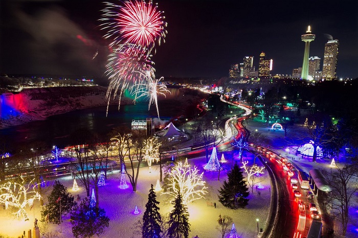 Nếu du lịch Giáng sinh ở Canada, du khách chắc chắn không thể bỏ lỡ Lễ hội ánh sáng mùa đông tại thác Niagara