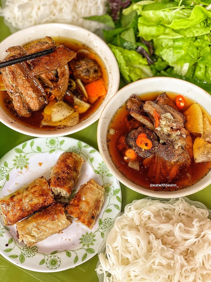 Từng miếng chả được tẩm ướp đậm đà, nướng thơm lừng trên bếp than tạo thành món ngon Việt Nam do Michelin gợi ý