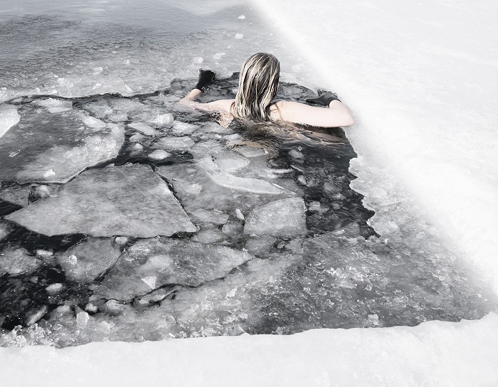 trải nghiệm bơi dưới hồ băng ở Thụy Điển