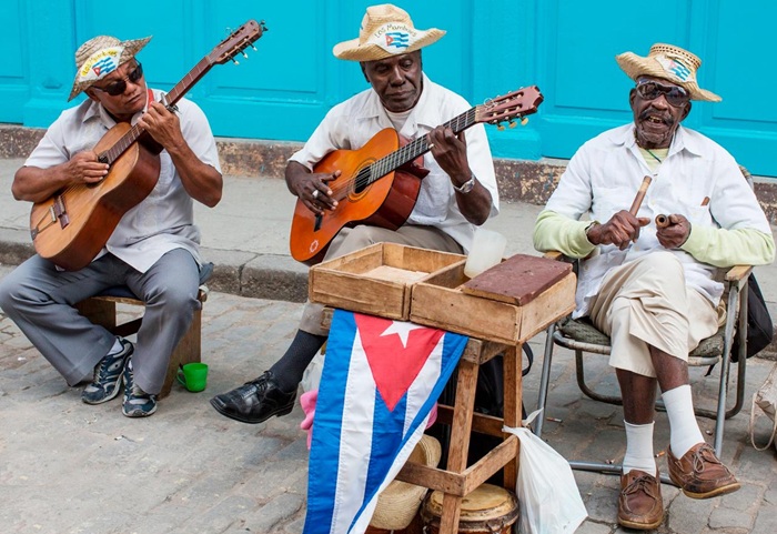 Thưởng thức âm nhạc đường phố ở Cuba - Ảnh: Báo Quân đội nhân dân
