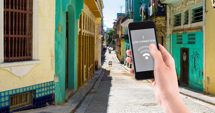 Bạn phải mua thẻ cào truy cập Internet theo dõi du lịch Cuba mùa nào đẹp - Ảnh: Thrillist