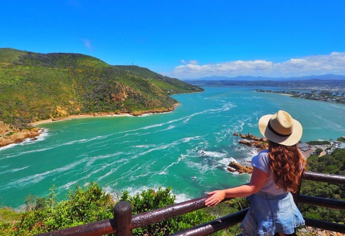 Du khách dừng chân check-in vẻ đẹp trên cung đường biển Garden Route - Ảnh: Drive South Africa