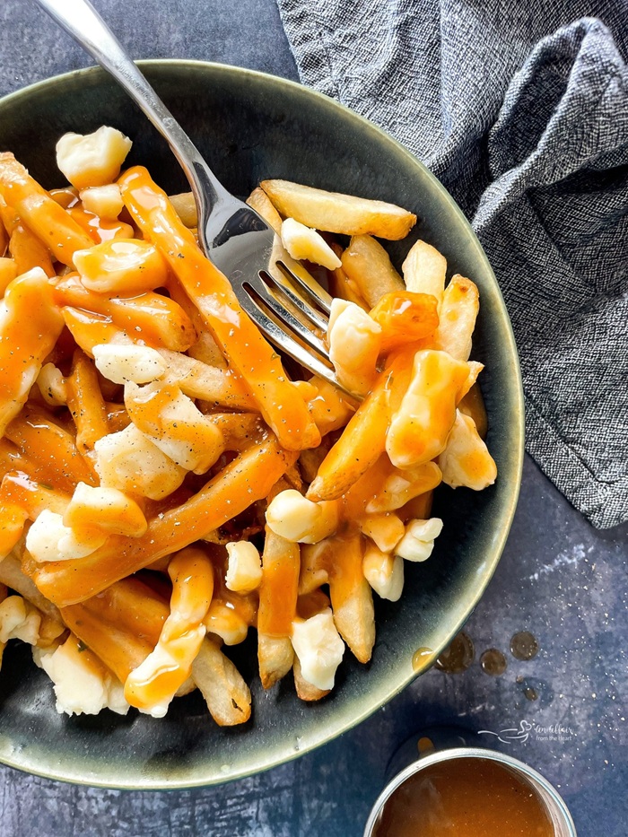 Poutine là món ăn khoái khẩu của người Canada - Ảnh: An Affair from the Heart