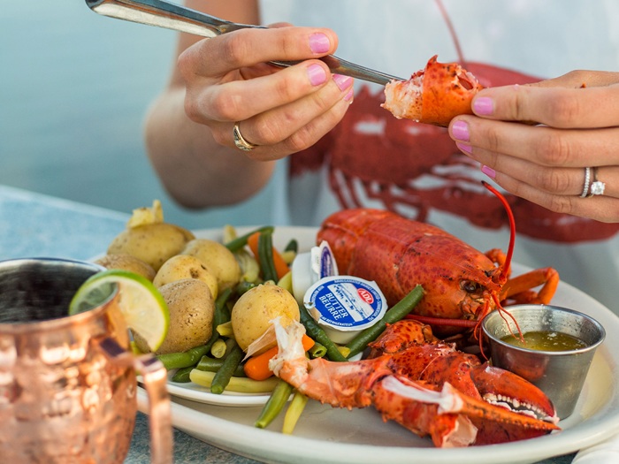 Lễ hội ở Canada, du khách không thể bỏ qua việc thưởng thức các loại hải sản ở Charlottetown - Ảnh: Lobsteronthewharf 