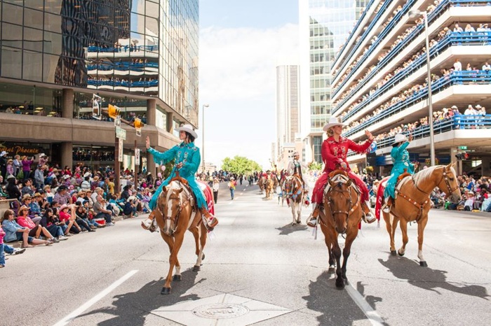 Giữa tháng 7 ở Canada diễn ra lễ hội cao bồi Calgary Stampede - Ảnh: Canadabydesign