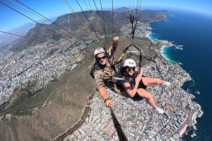 Du khách trải nghiệm dù lượn ở Núi Bàn Nam Phi - Ảnh: Tripadvisor
